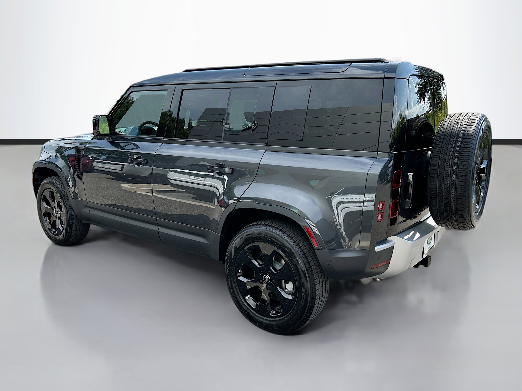 2025 Land Rover Defender 110 photo 3