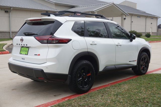2025 Nissan Rogue SV photo 2