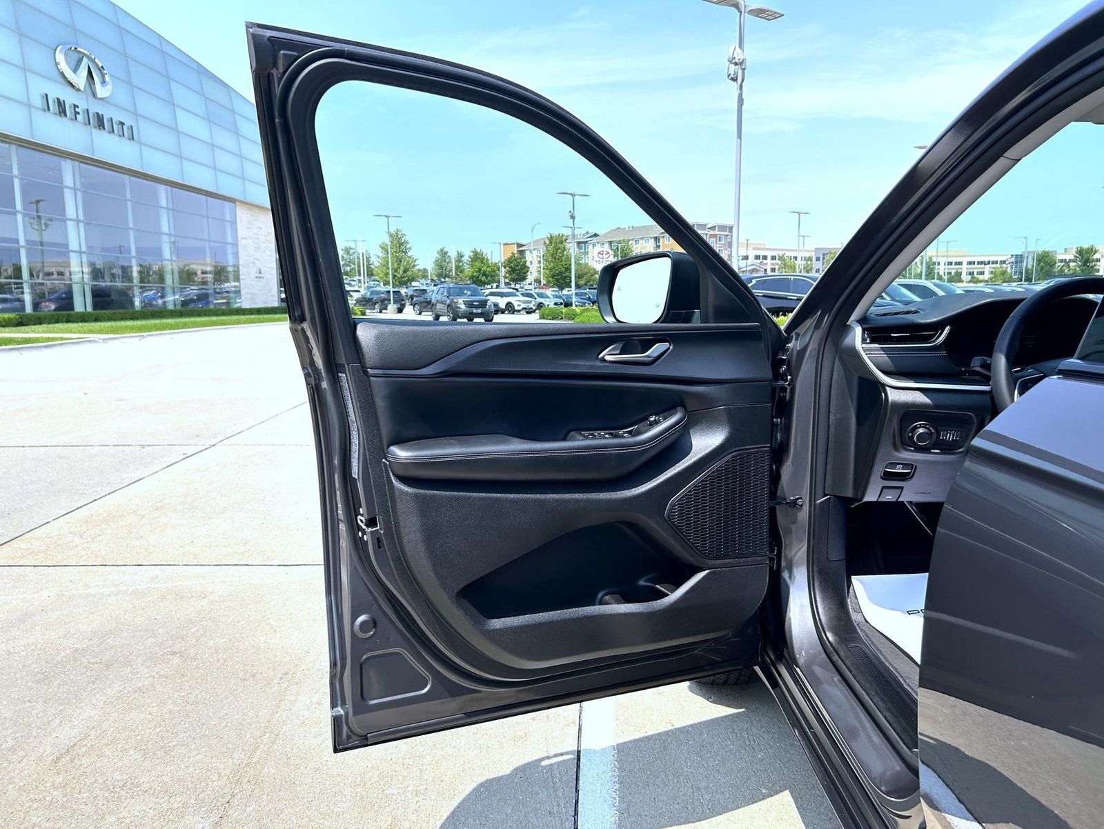 2023 Jeep Grand Cherokee Laredo photo 8
