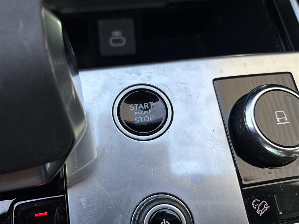 2023 Land Rover Range Rover SE photo 18