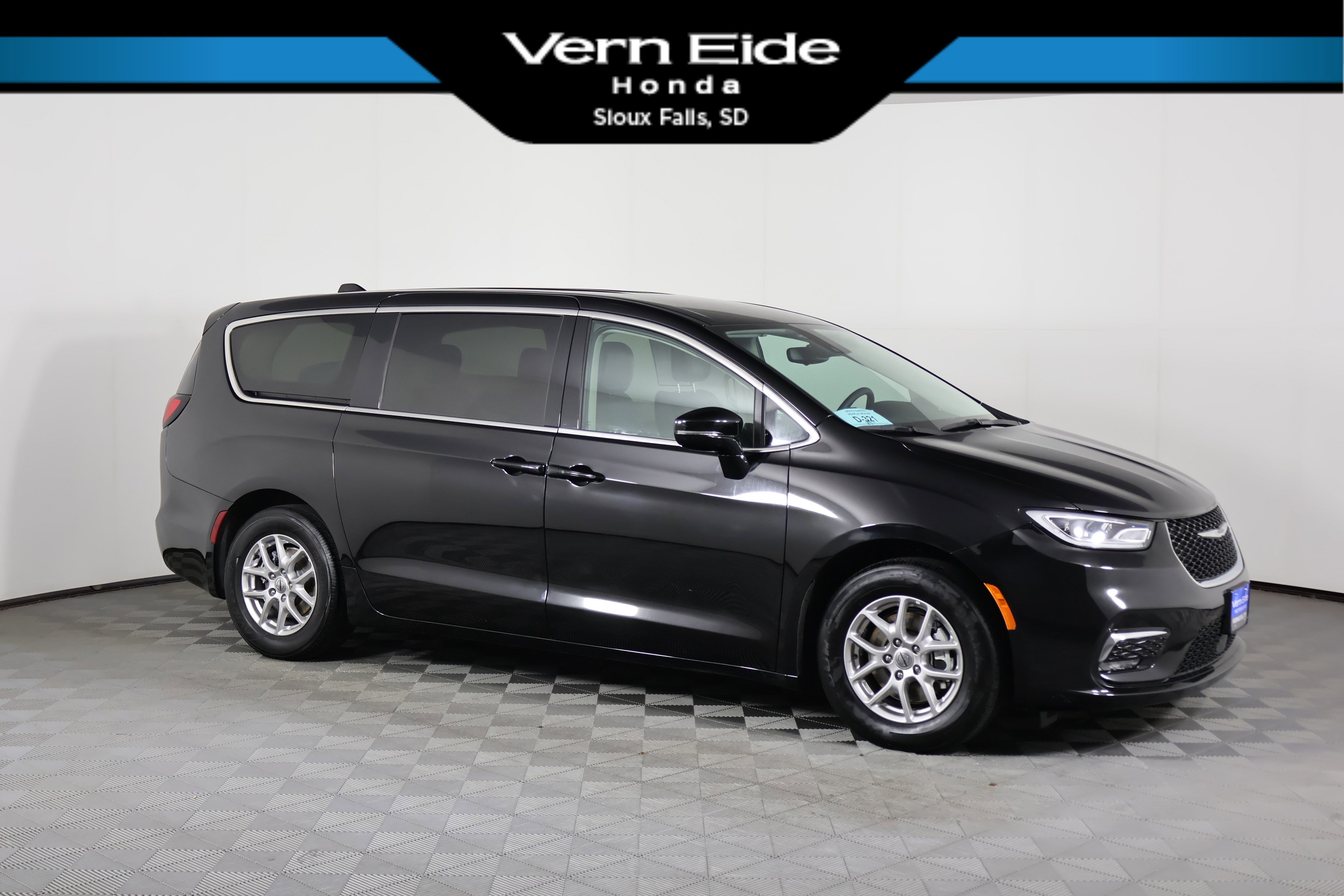 2024 Chrysler Pacifica Touring L's photo