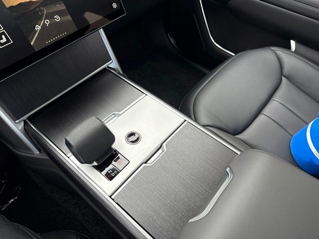 2025 Land Rover Range Rover SE photo 4