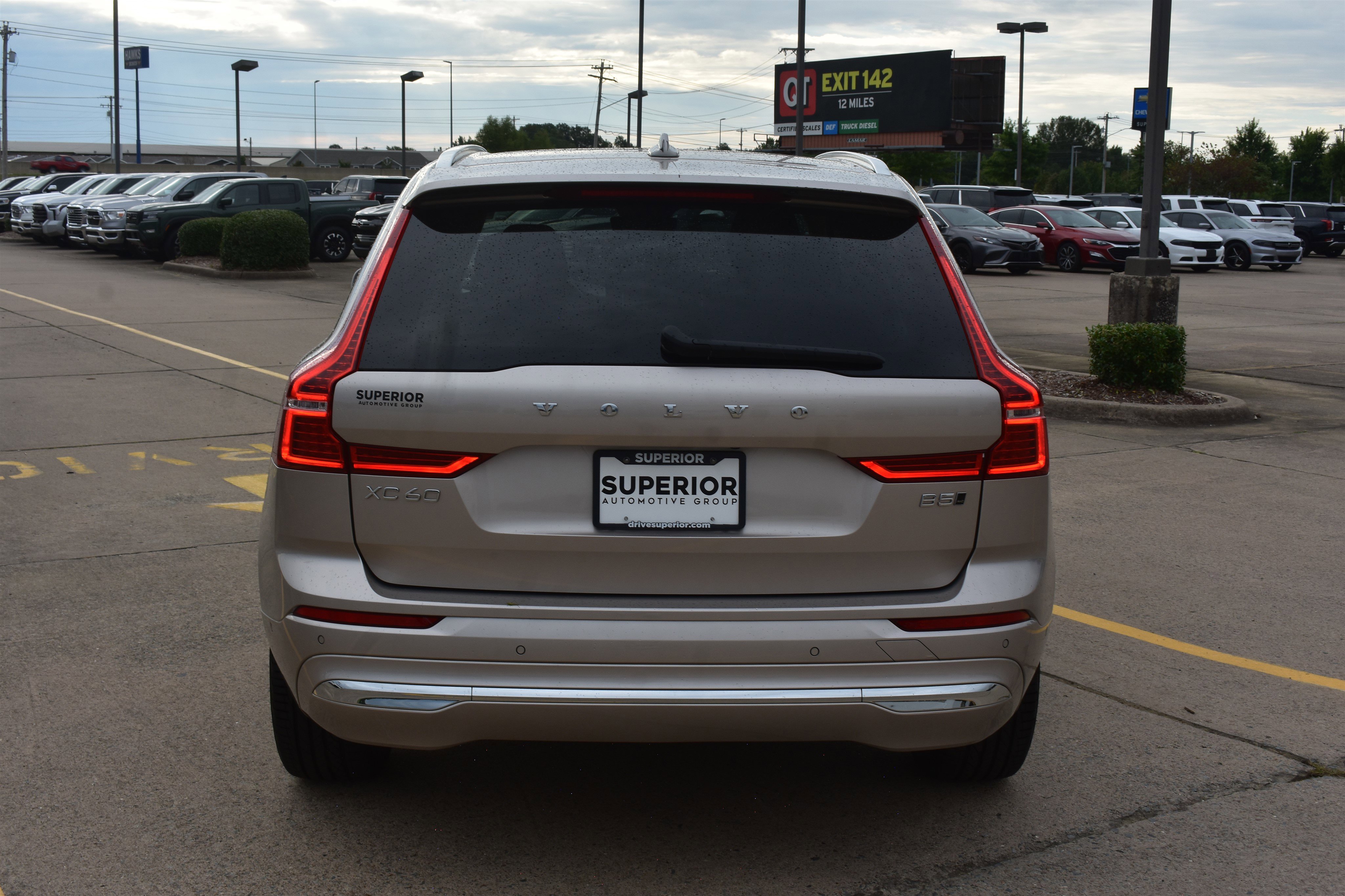 2023 Volvo XC60 B5 Plus photo 2