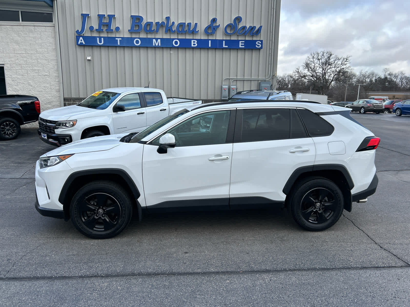 2021 Toyota RAV4 XLE photo 3