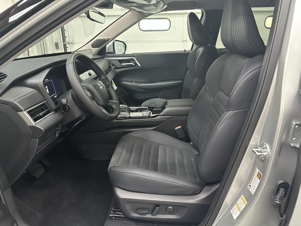 2025 Mitsubishi Outlander SE photo 13