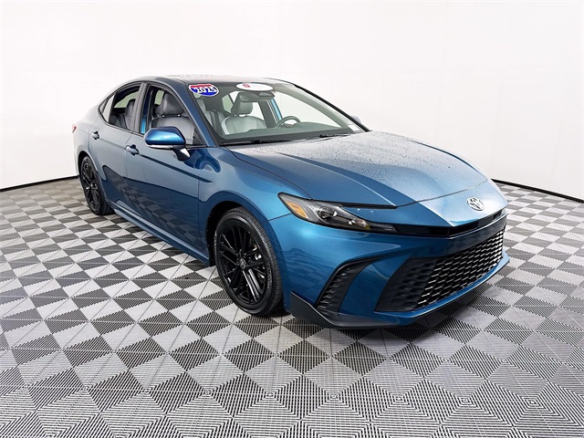 2025 Toyota Camry SE's photo