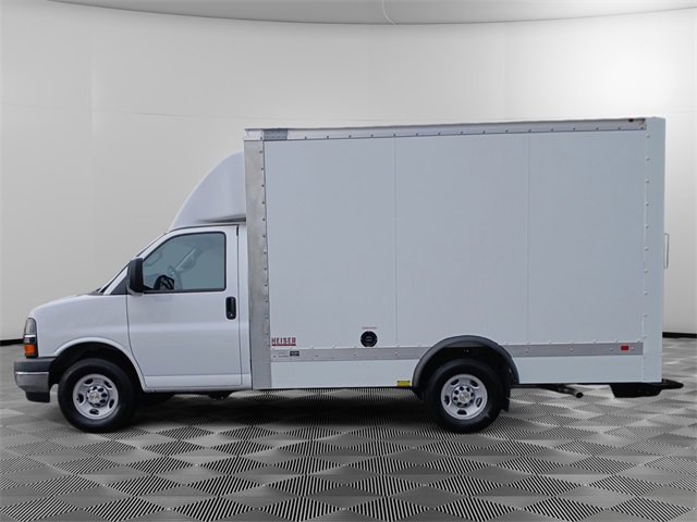 2024 Chevrolet Express Cutaway 3500 photo 2