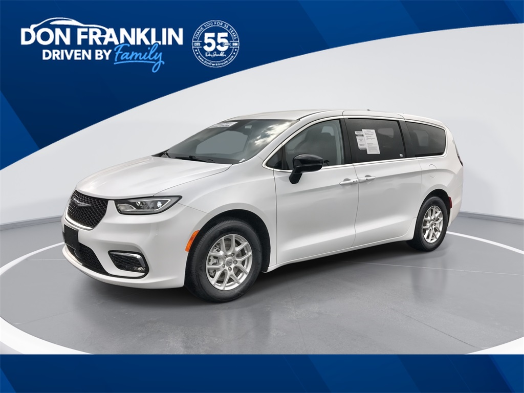 2024 Chrysler Pacifica Touring L's photo