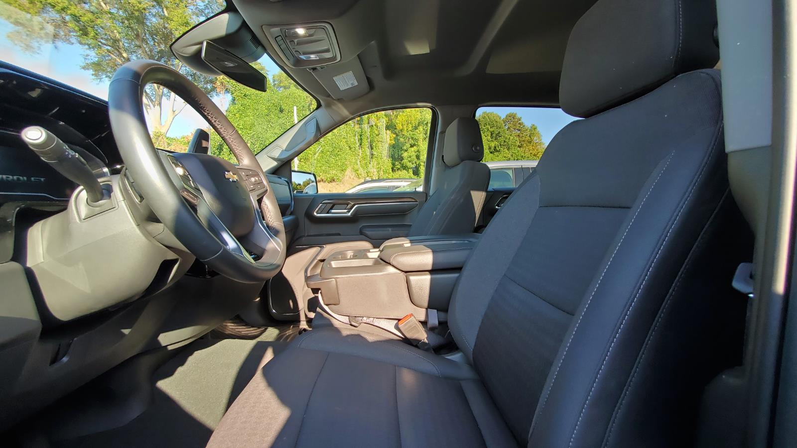 2023 Chevrolet Silverado 1500 LT photo 3