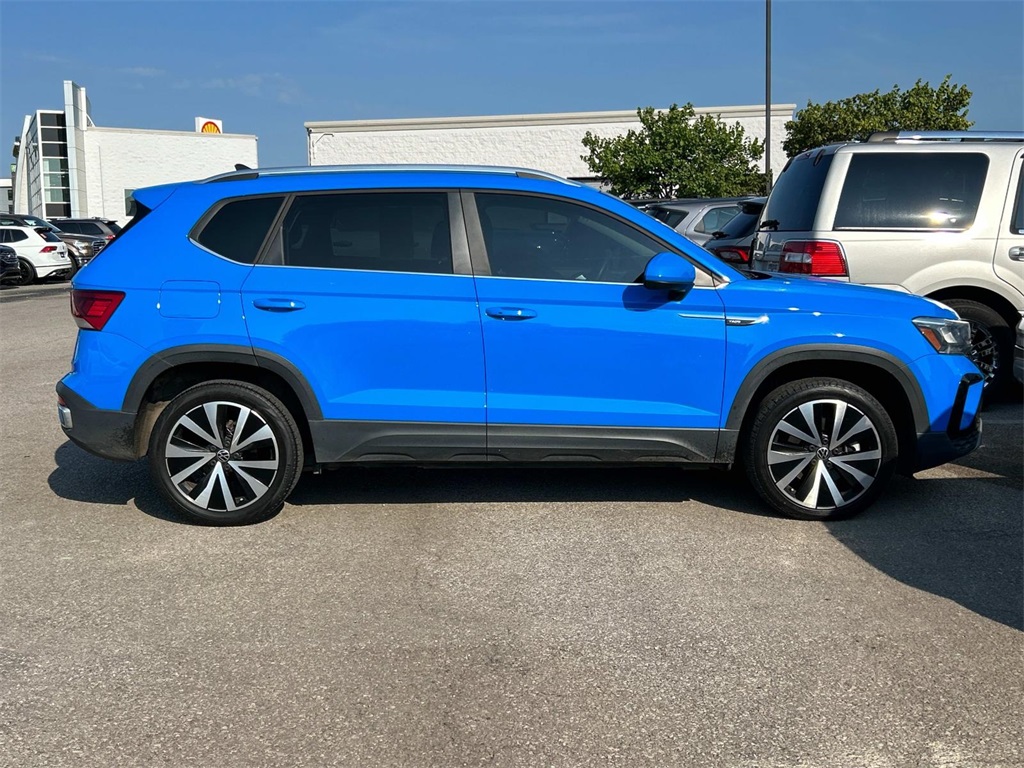2022 Volkswagen Taos SE photo 2