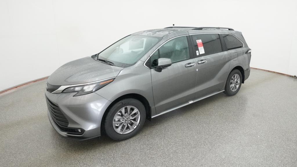 2026 Toyota Sienna XLE's photo