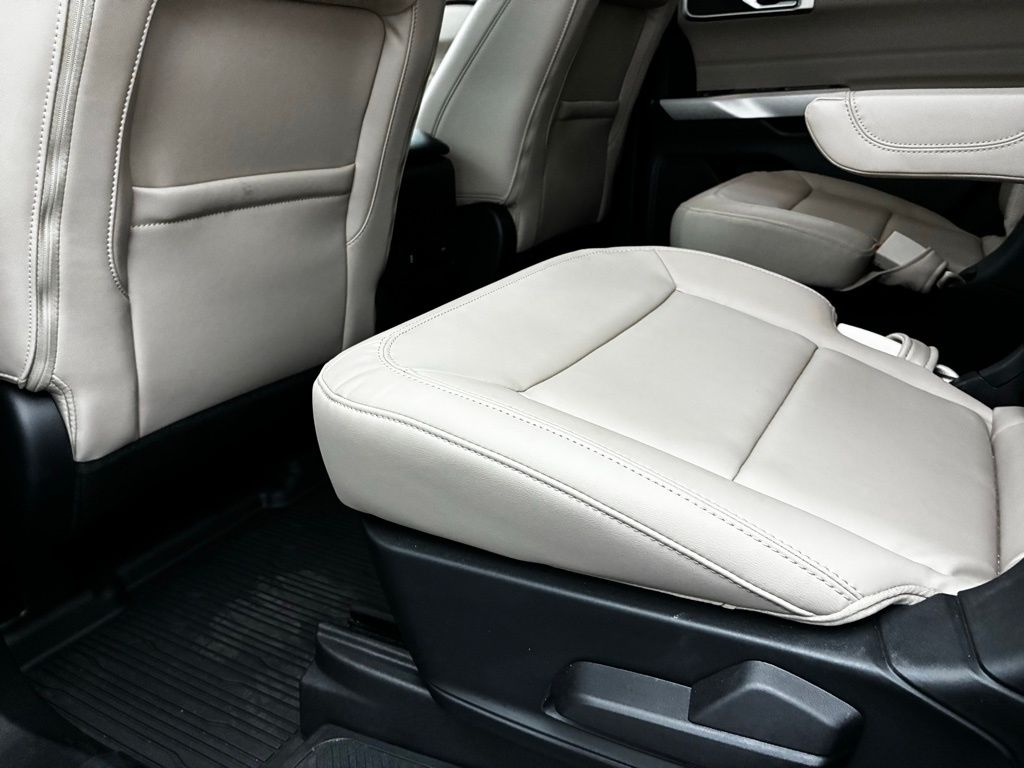 2023 Ford Explorer XLT photo 24