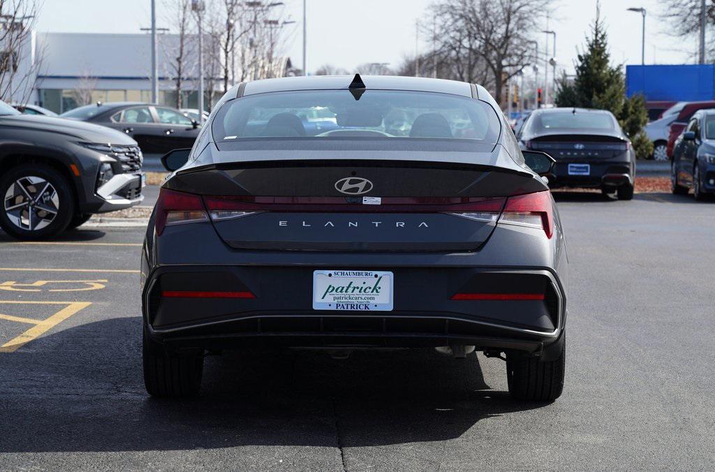 2025 Hyundai Elantra SEL Sport photo 5