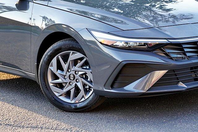 2025 Hyundai Elantra Hybrid Blue photo 4