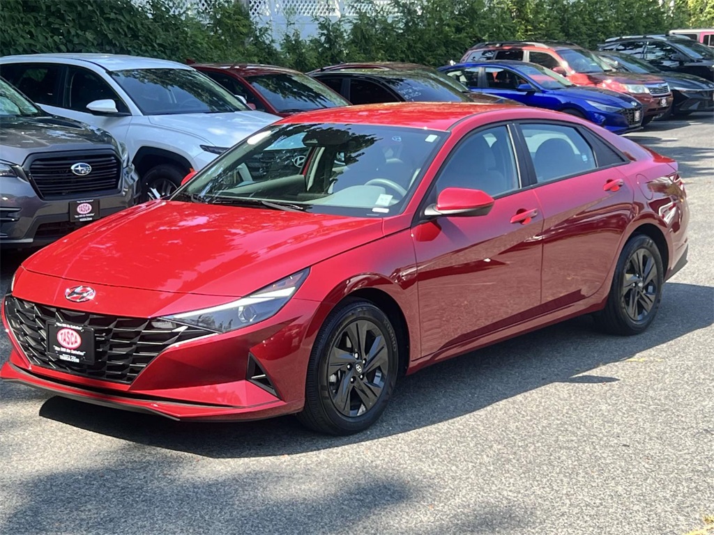 2023 Hyundai Elantra SEL photo 3