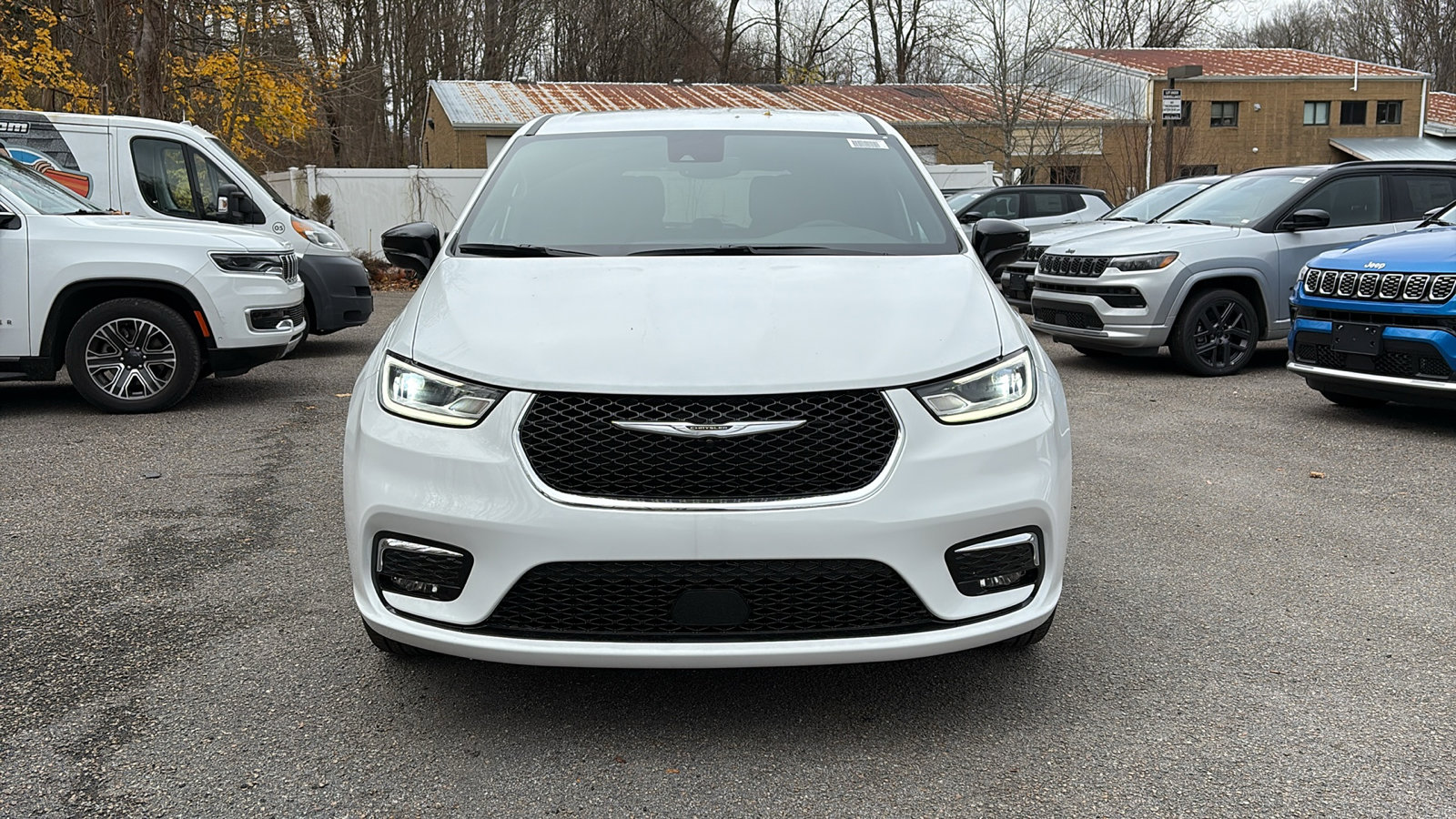 2026 Chrysler Pacifica Touring L photo 2