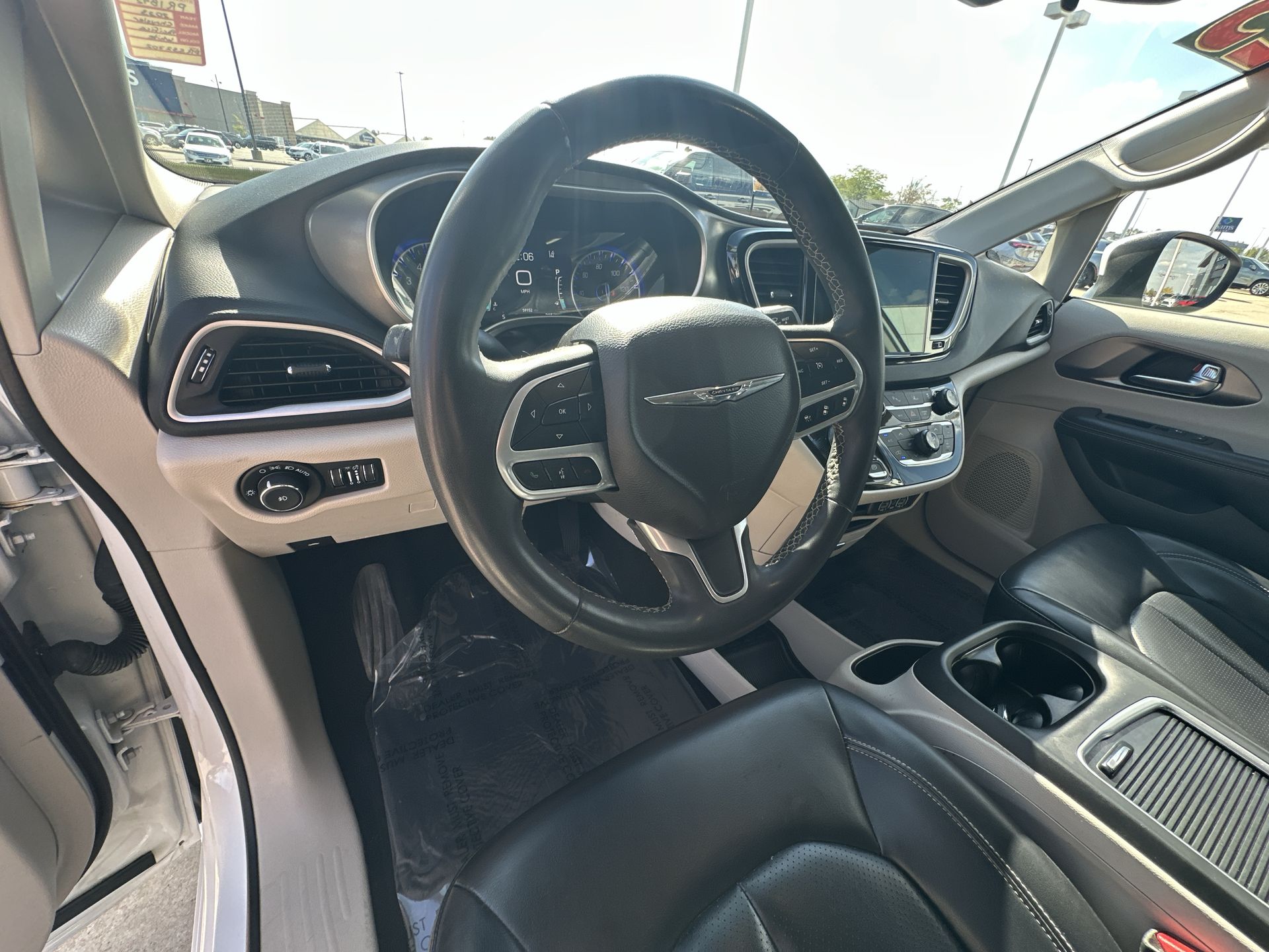 2023 Chrysler Pacifica Touring L photo 10