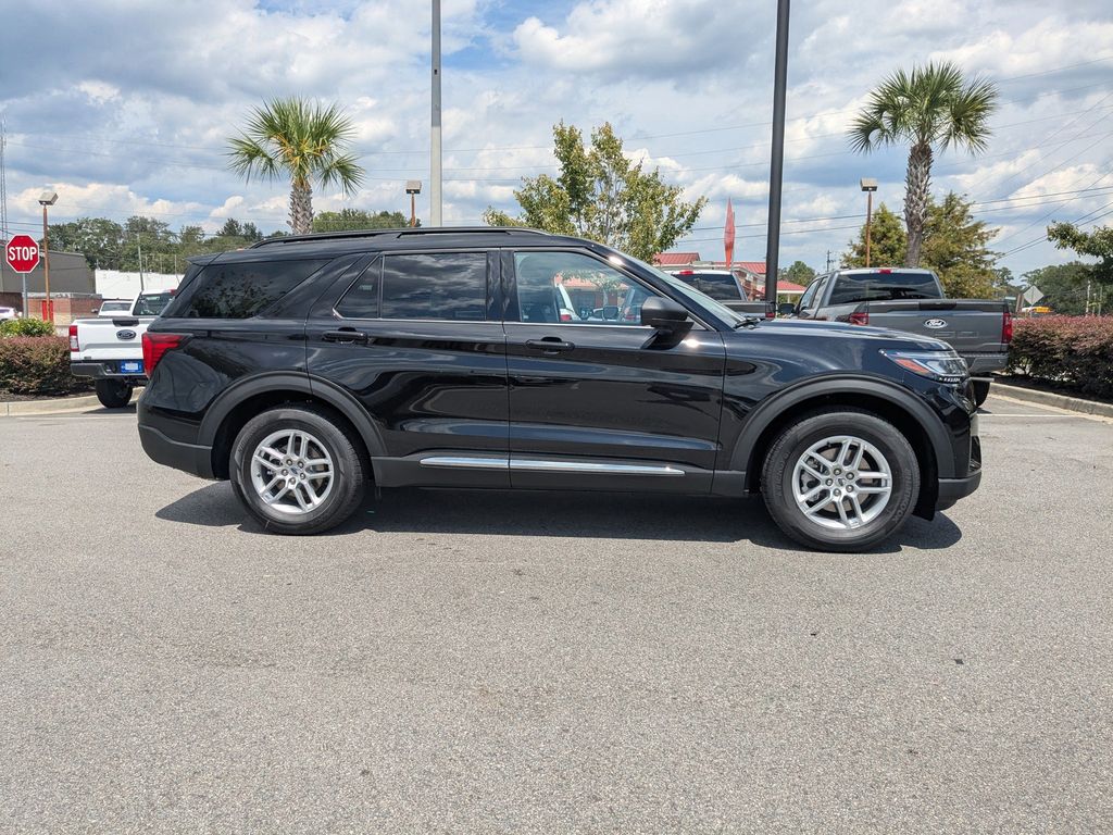 2025 Ford Explorer photo 3