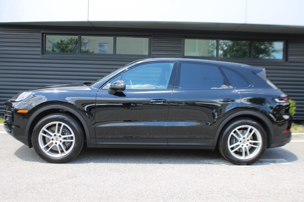 2025 Porsche Cayenne Base photo 2