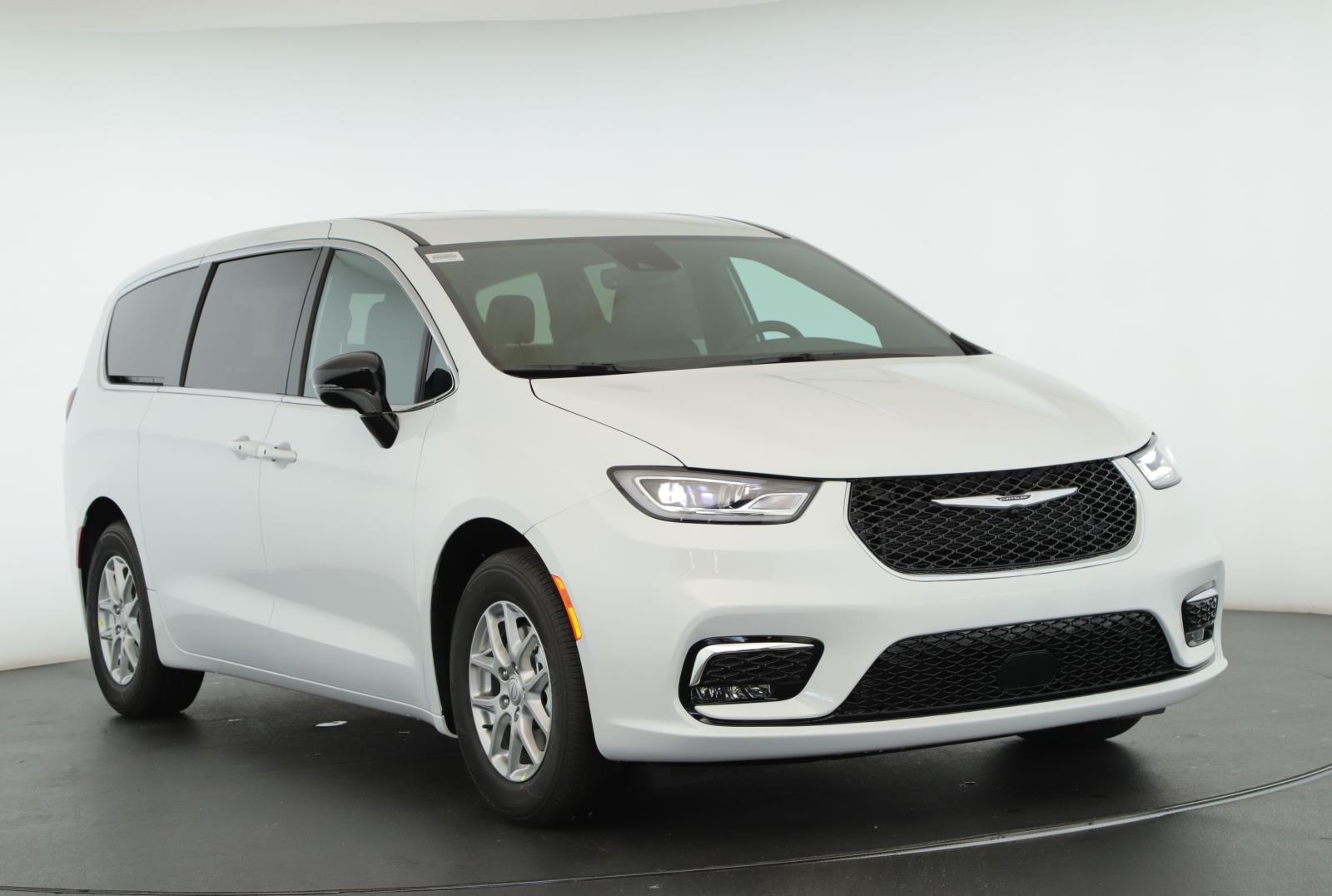 2026 Chrysler Pacifica Select's photo