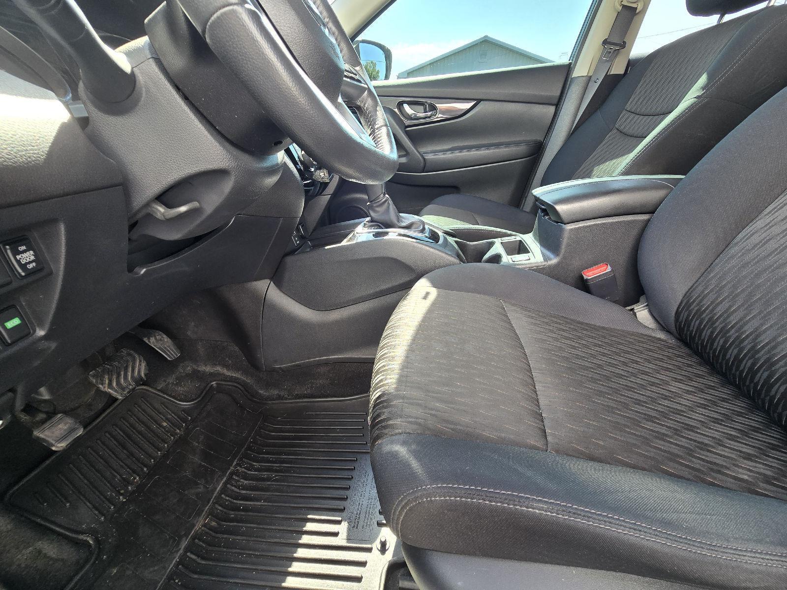 2017 Nissan Rogue SV photo 25