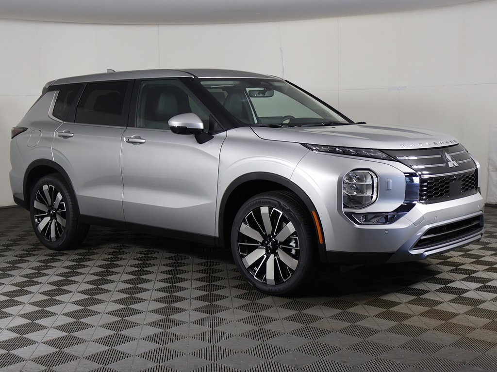 2025 Mitsubishi Outlander SE photo 2