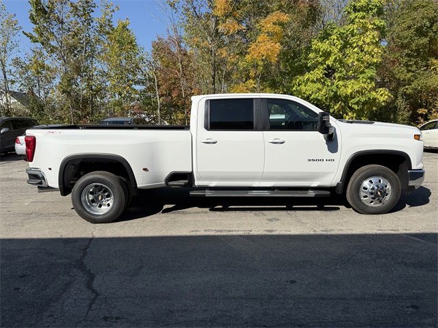 2025 Chevrolet Silverado 3500HD LT photo 3