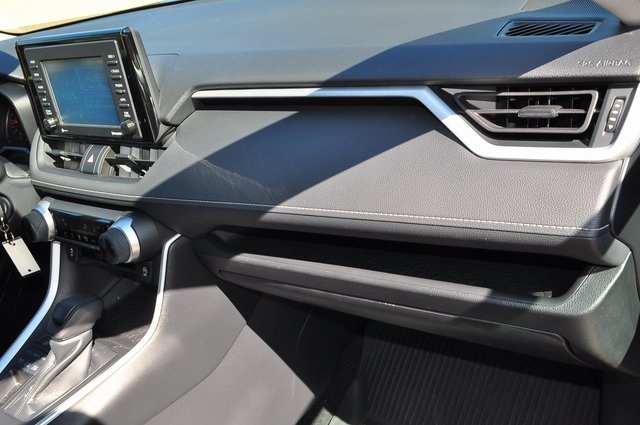 2020 Toyota RAV4 LE photo 20