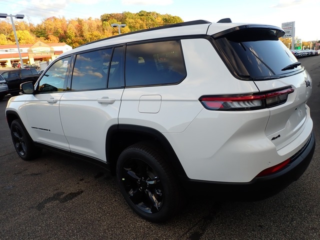 2025 Jeep Grand Cherokee Limited photo 3