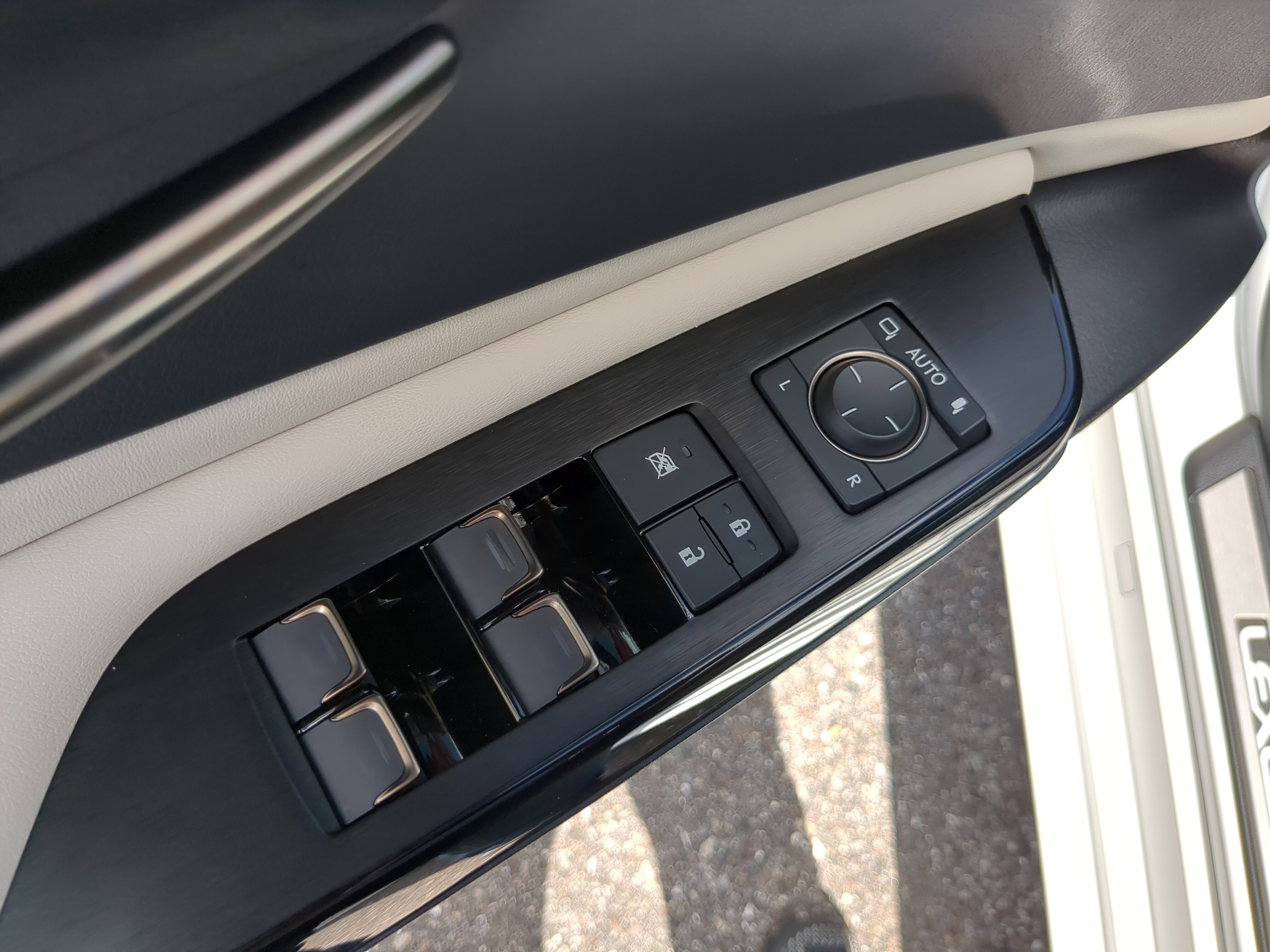 2025 Lexus ES 300h photo 14