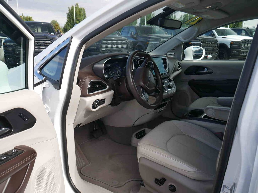 2021 Chrysler Pacifica Touring L photo 25