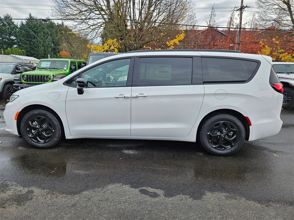 2026 Chrysler Pacifica Hybrid photo 4