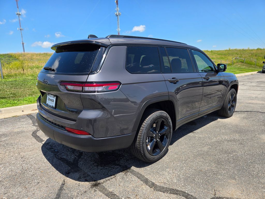 2025 Jeep Grand Cherokee Limited photo 3