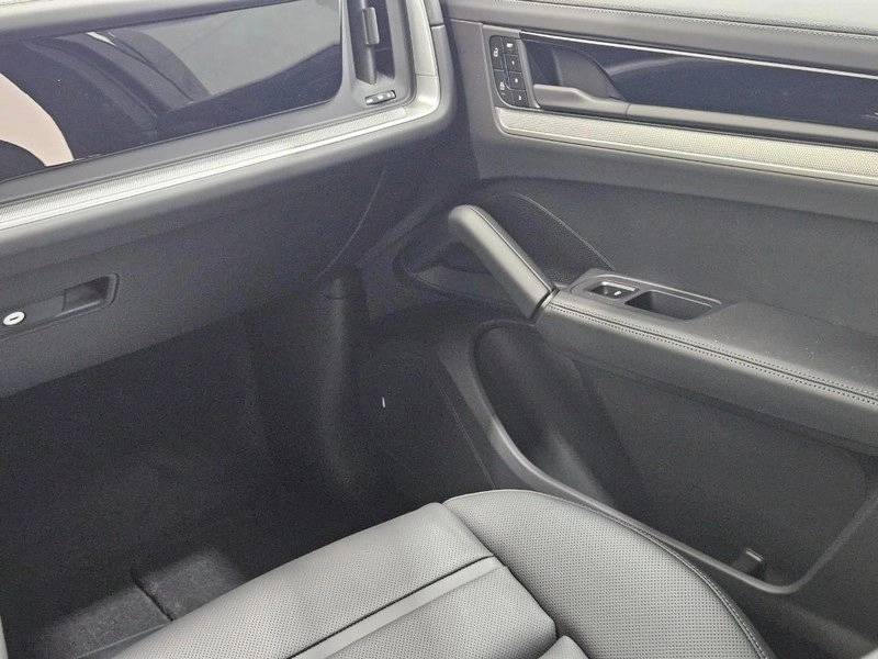 2025 Porsche Cayenne Base photo 17