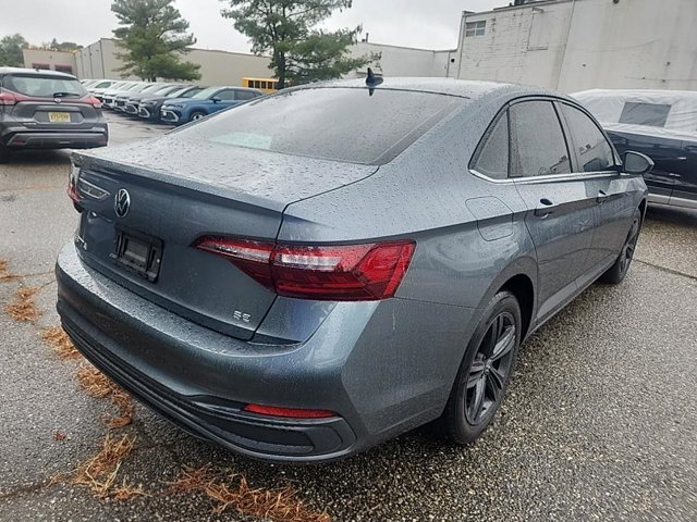 2022 Volkswagen Jetta SE photo 3