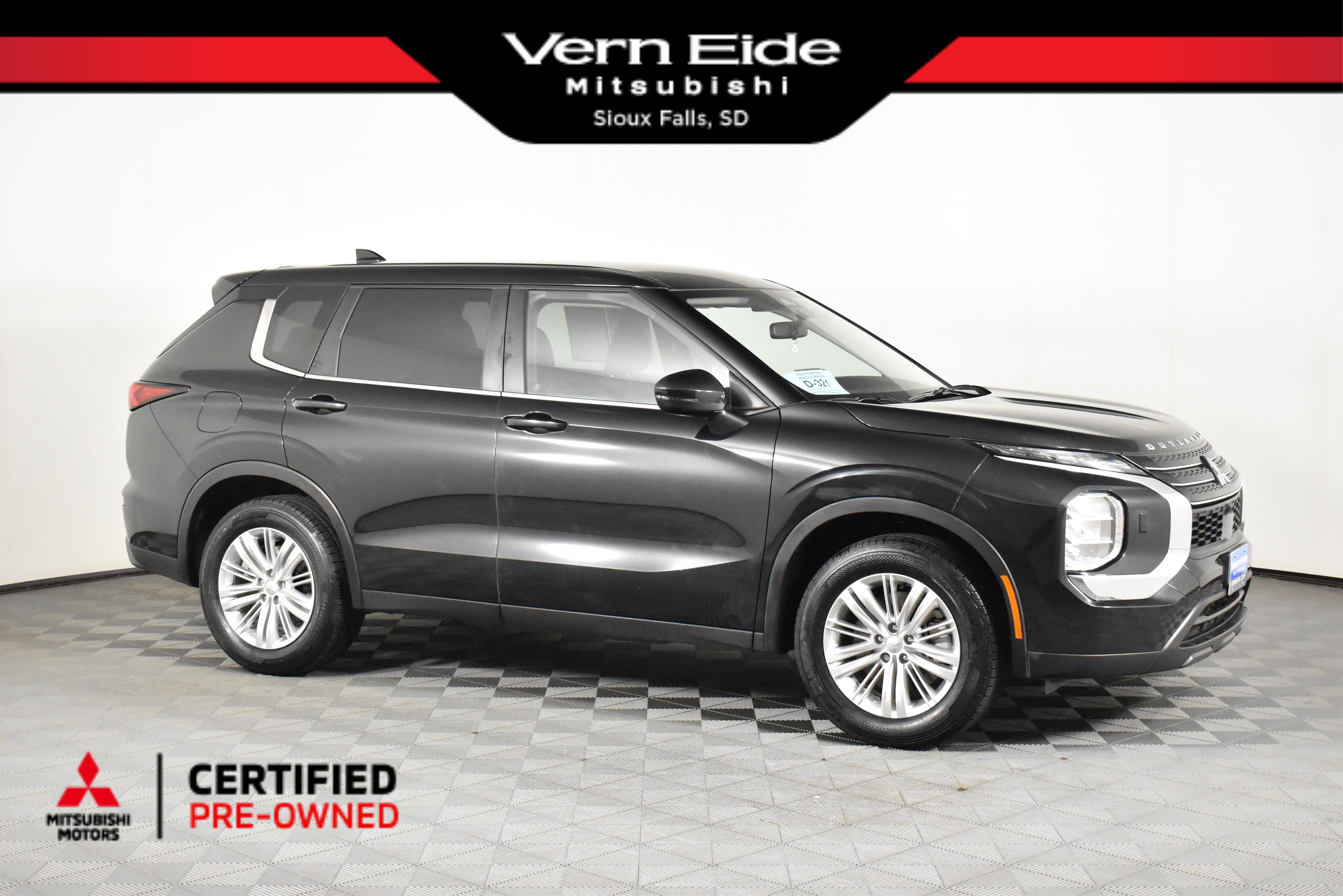 2024 Mitsubishi Outlander ES's photo