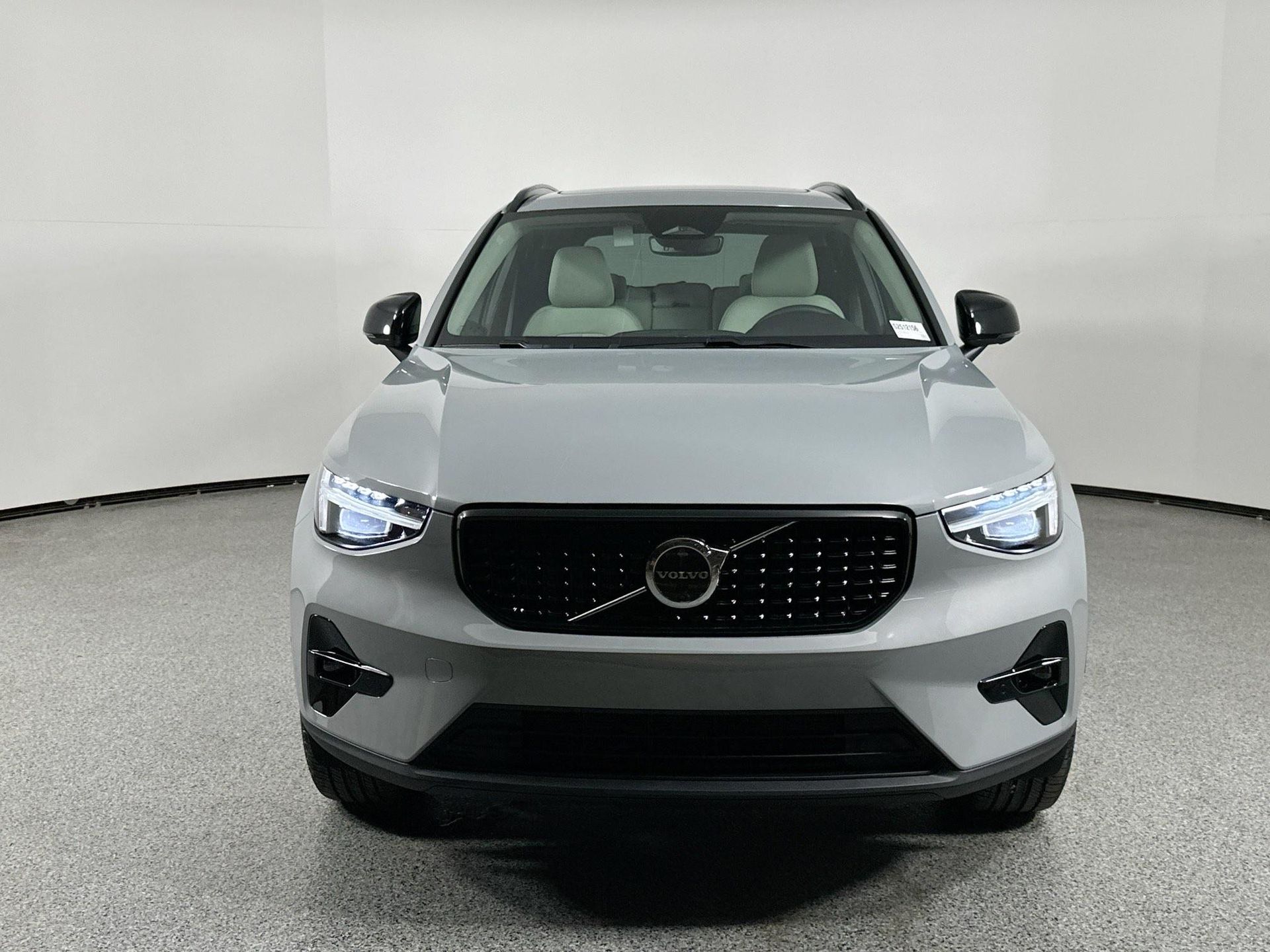 2025 Volvo XC40 AWD Plus photo 2