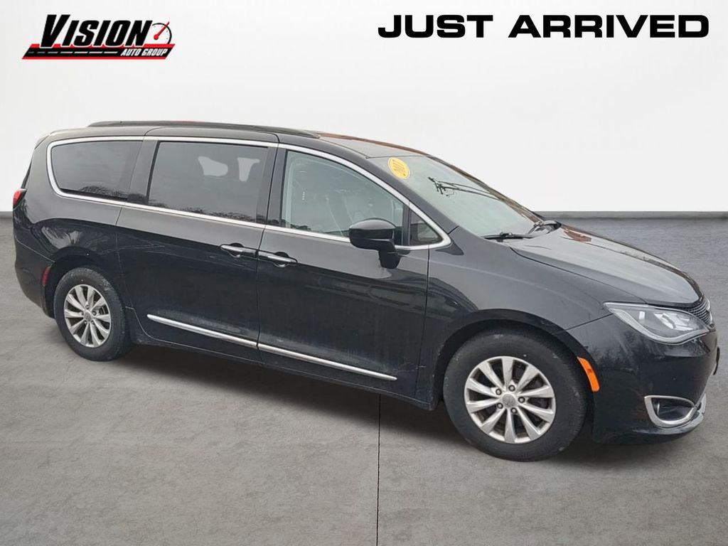 2017 Chrysler Pacifica Touring L photo 3