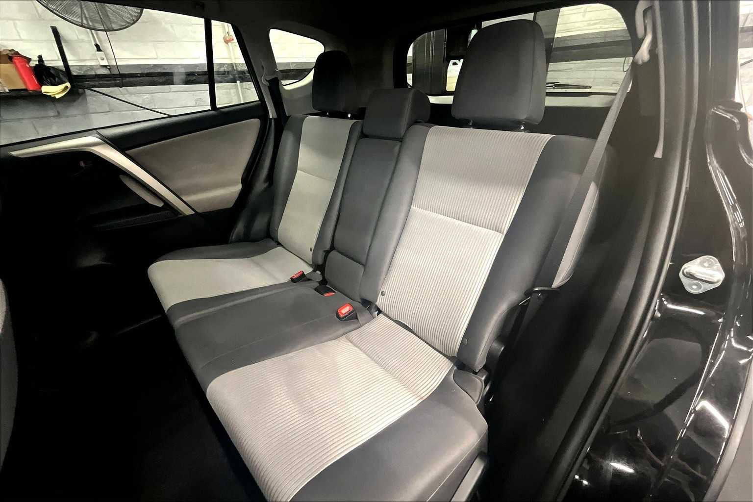 2014 Toyota RAV4 LE photo 18