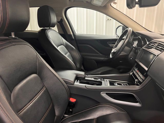 2020 Jaguar F-PACE Prestige photo 17