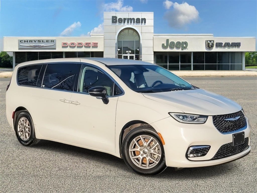 2024 Chrysler Pacifica Touring L's photo