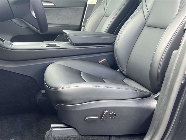 2025 Tesla Model Y Long Range photo 11