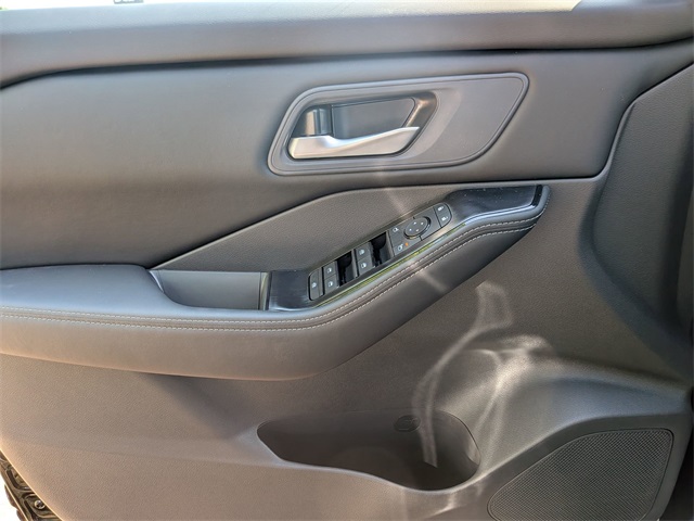 2026 Nissan Rogue SV photo 7