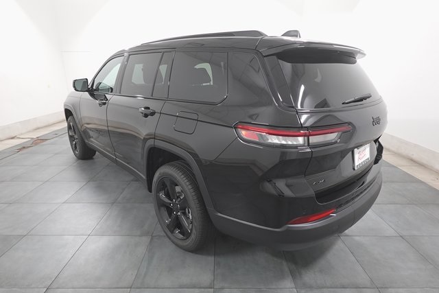 2025 Jeep Grand Cherokee Limited photo 3
