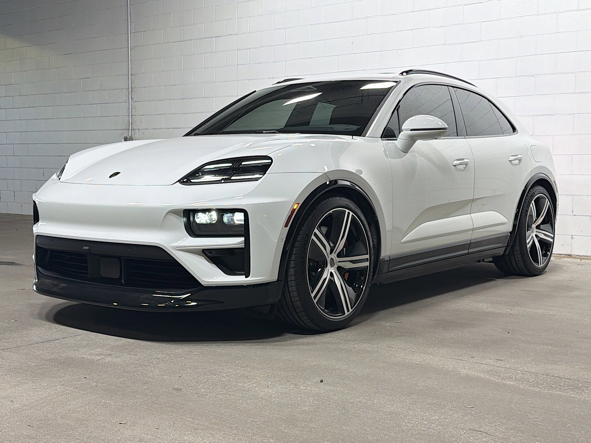 2025 Porsche Macan Turbo Electric's photo