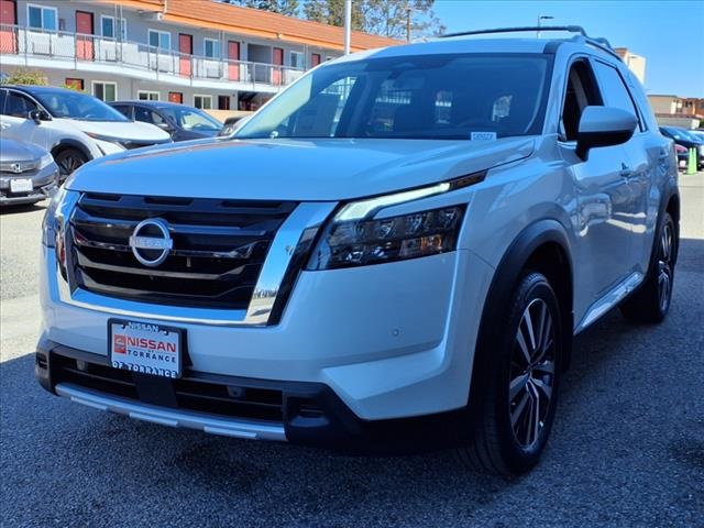 2025 Nissan Pathfinder Platinum photo 3