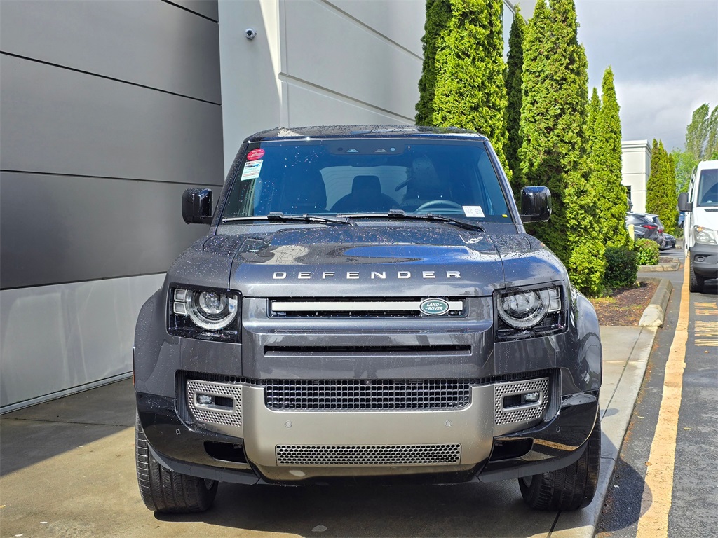 2025 Land Rover Defender 130 X-Dynamic SE photo 3
