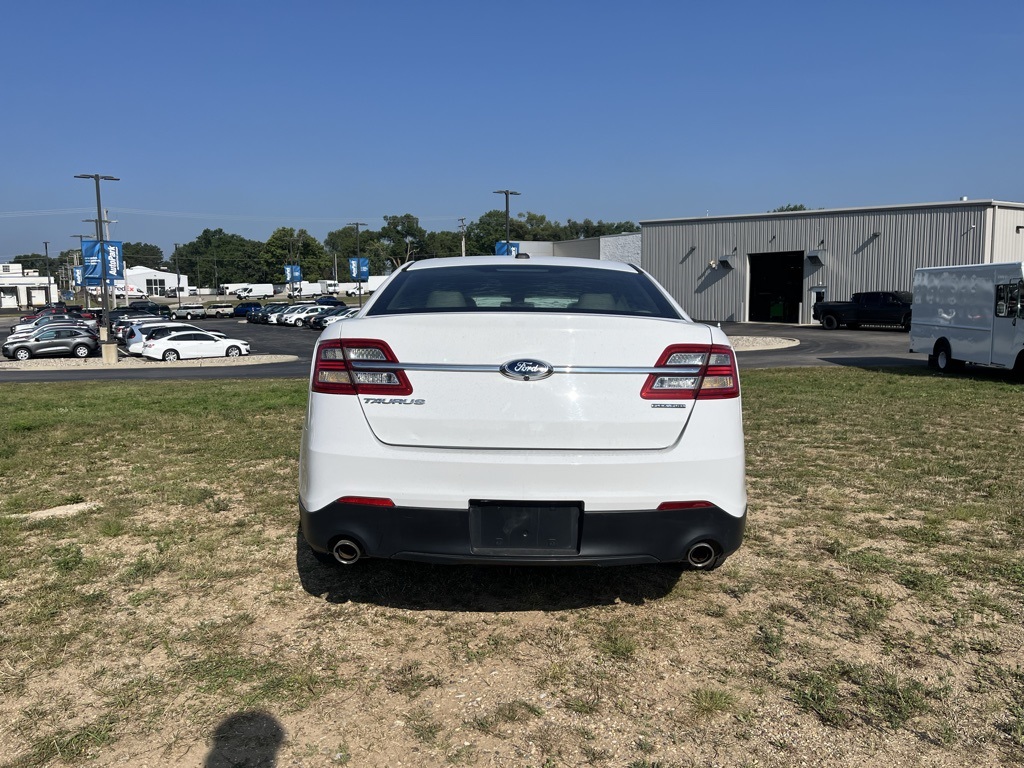 2018 Ford Taurus SE photo 5