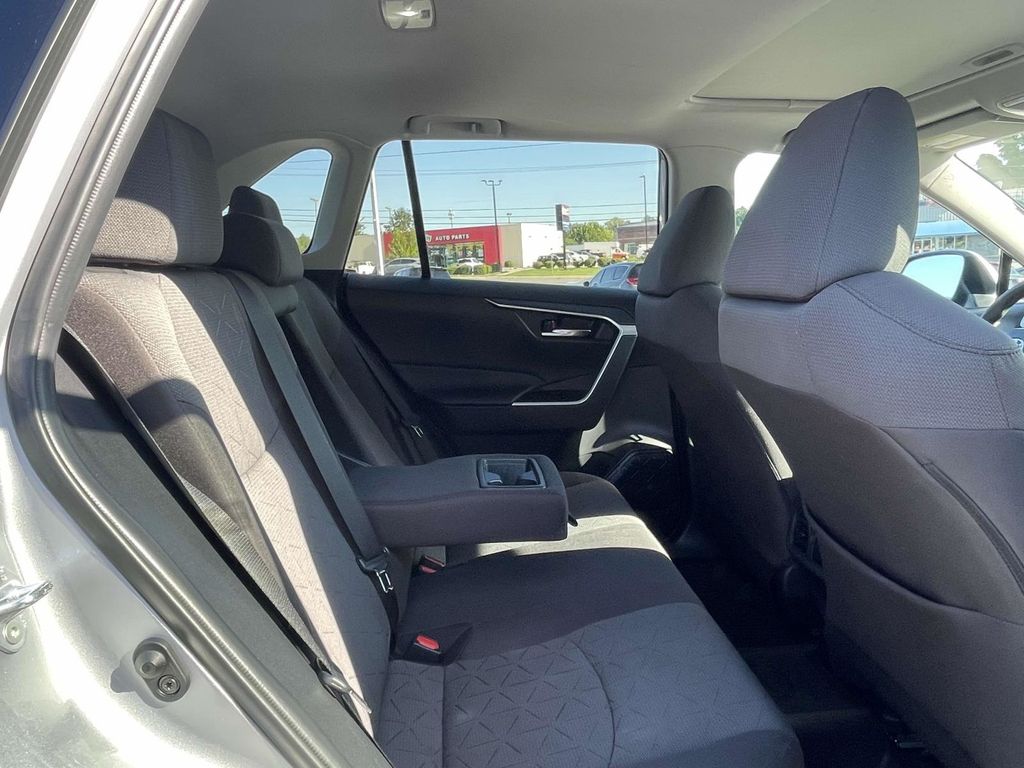 2020 Toyota RAV4 XLE photo 16