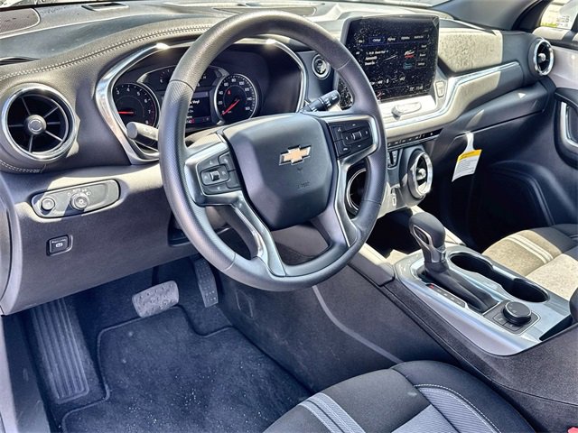 2025 Chevrolet Blazer 2LT photo 2
